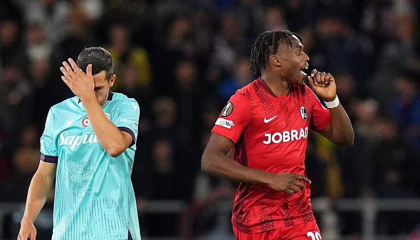 Junior Adamu freut sich &uuml;ber sein Tor zum 1:1.