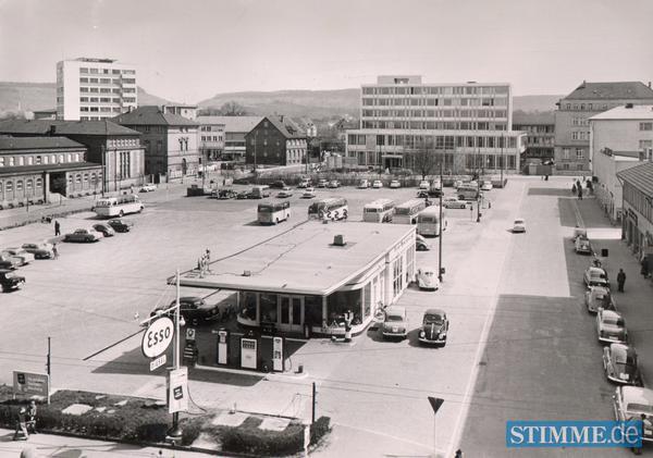 Ende der 1950er Jahre zeigt sich der Heilbronner Wollhausplatz mit Tankstelle und bequemen Parkplätzen extrem autofahrerfreundlich. Regionalbusse befördern die Menschen von hier aus in ihre umliegenden Heimatgemeinden.