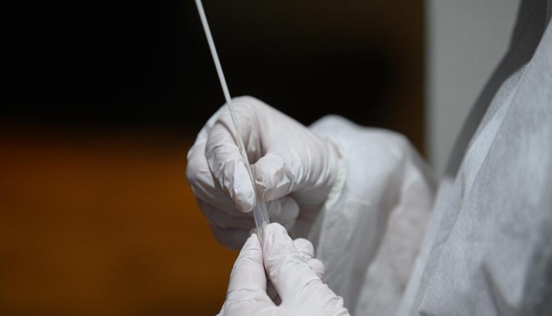 Ein Corona-Schnelltest wird in einer Teststation aufbereitet.