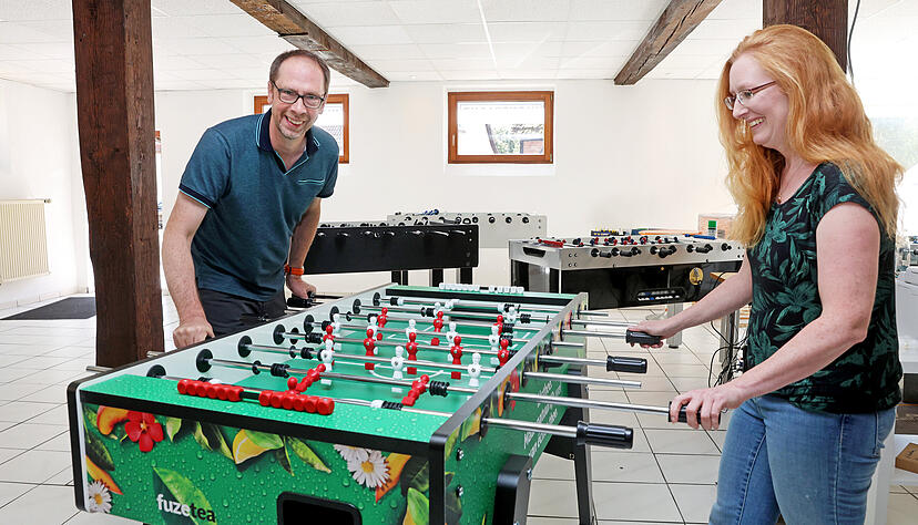 Ein seltener Anblick: Martin Gauger und seine Mitarbeiterin Kerstin Sch&auml;fer am Tischkicker. "Normalerweise spiele ich nur auf Messen", sagt der Promokick-Chef.