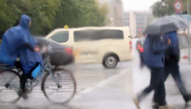 Abbiegende Fahrzeuge müssen immer mit der Querung der Fußgänger rechnen, wenn diese mit Blickrichtung zur gegenüberliegenden Straßenseite am Fahrbahnrand stehen. Abbiegende Fahrzeuge müssen immer mit der Querung der Fußgänger rechnen, wenn diese mit Blickrichtung zur gegenüberliegenden Straßenseite am Fahrbahnrand stehen.