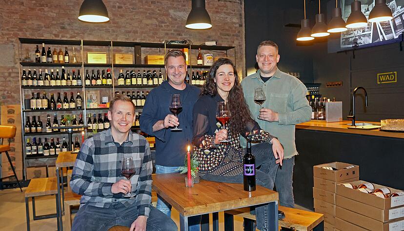 An diesem Donnerstag weihten (von links) Sebastian Buck, Alexander Sperrfechter, Jeannette Wipf und Tobias Schnabel ihre neue Weinbar ein.
Foto: Ralf Seidel
