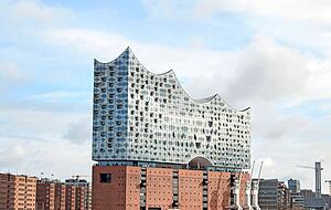Die Elbphilharmonie, errichtet auf einem alten Speichergebäude. gilt als Wahrzeichen Hamburgs.
Foto: dpa Die Elbphilharmonie, errichtet auf einem alten Speichergebäude. gilt als Wahrzeichen Hamburgs.
Foto: dpa