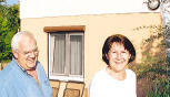 Carmen Zott und Ehemann Rolf bei der Gartenarbeit.