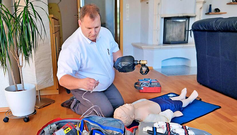 Mit einer Puppe übt Jens Kuder den Ernstfall. Im Schnitt bricht er jeden zweiten Tag plötzlich auf, um Menschen in Notsituationen zu helfen.
Foto: Dennis Mugler Mit einer Puppe übt Jens Kuder den Ernstfall. Im Schnitt bricht er jeden zweiten Tag plötzlich auf, um Menschen in Notsituationen zu helfen.
Foto: Dennis Mugler
