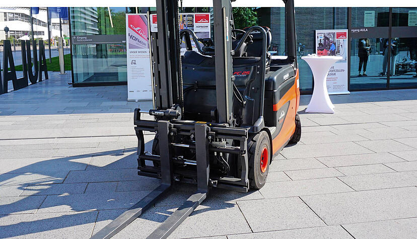 Ein mit Wasserstoff betriebener Gabelstapler steht vor der Aula des Bildungscampus, wo das Netzwerktreffen der Initiative H2Innovationslabor stattfindet.
