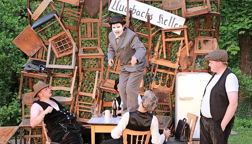 In Auerbachs Keller treibt Mephisto (Jacqueline Sefranek, Mitte) seine Späße mit den trinkfreudigen Studenten.