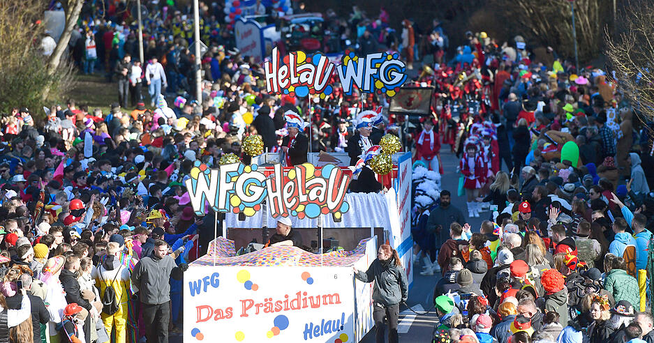Angef&uuml;hrt vom Wagen der Zugmarschallin startete der Gute-Laune-Zug seine Mission vom Talmarktgel&auml;nde aus in Richtung Altstadt in Bad Wimpfen.
