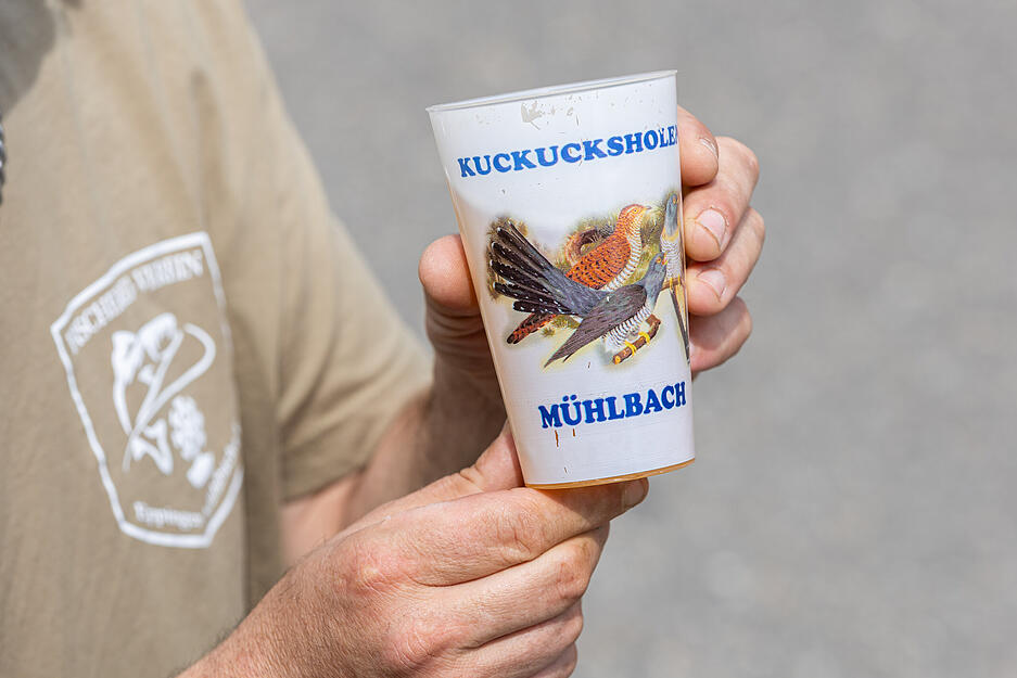 Zum Brauch des Kuckucksholens hat M&uuml;hlbach einen Becher mit passendem Motiv.