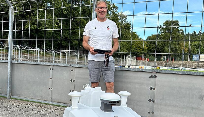 Michael Berger benötigt nur ein Tablet, um den Markierungsroboter von der Garage auf den Platz zu steuern, alles Andere übernimmt dieser selbst.