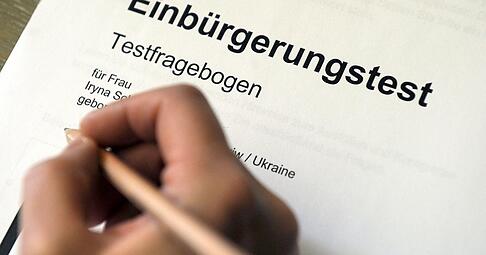 Eine Person f&uuml;llt einen Einb&uuml;rgerungstest aus.