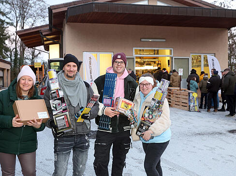 Gewohnter Anblick vor dem Werksgebäude in Cleebronn: Für Kunden hat der Kauf von Feuerwerk bei Zink Tradition. Gewohnter Anblick vor dem Werksgebäude in Cleebronn: Für Kunden hat der Kauf von Feuerwerk bei Zink Tradition.
