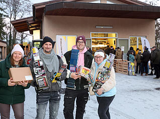 Gewohnter Anblick vor dem Werksgeb&auml;ude in Cleebronn: F&uuml;r Kunden hat der Kauf von Feuerwerk bei Zink Tradition.