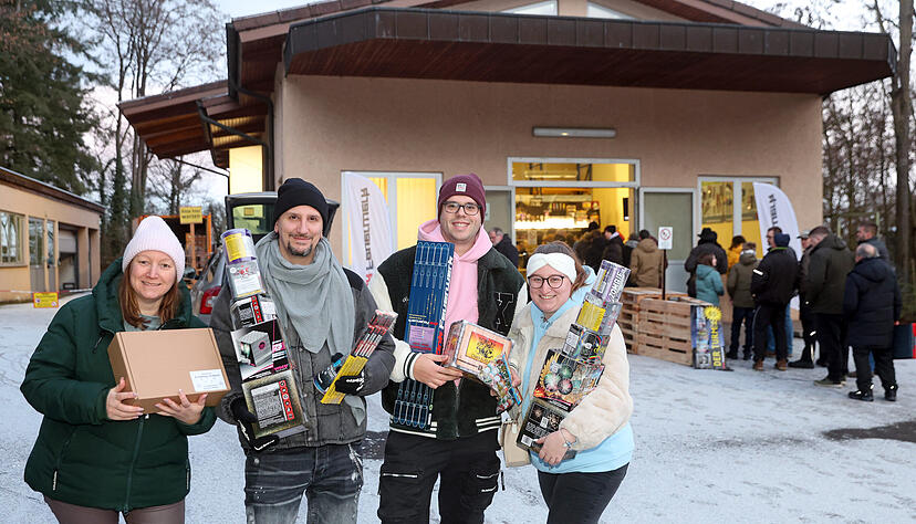 Gewohnter Anblick vor dem Werksgeb&auml;ude in Cleebronn: F&uuml;r Kunden hat der Kauf von Feuerwerk bei Zink Tradition.