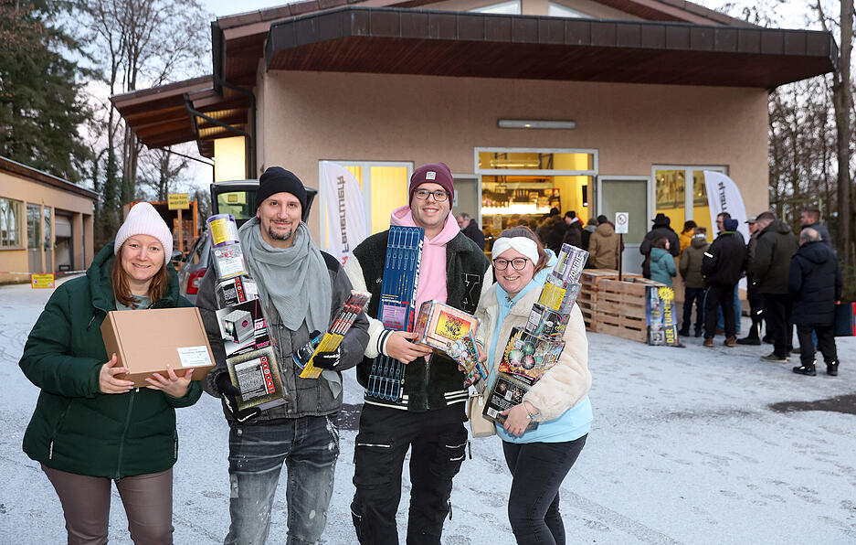 Gewohnter Anblick vor dem Werksgebäude in Cleebronn: Für Kunden hat der Kauf von Feuerwerk bei Zink Tradition. Gewohnter Anblick vor dem Werksgebäude in Cleebronn: Für Kunden hat der Kauf von Feuerwerk bei Zink Tradition.