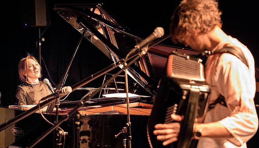 Humorvolle Fusion aus s&uuml;ddeutscher Volksmusik und Folk aus den Karpaten &ndash; und das immer jazzig fantasievoll: Tamara Lukasheva und Matthias Schriefl.