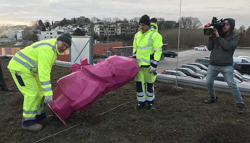 Zusammengestellt von Archiv und Dokumentation der Heilbronner Stimme
3. Januar: Bauhofmitarbeiter holen das Bundesgartenschau-Maskottchen Karl vom Dach des Bad Rappenauer Kauflands. Scherzkekse haben Karl vor dem Bad Rappenauer Rathaus abmontiert und verschleppt.
