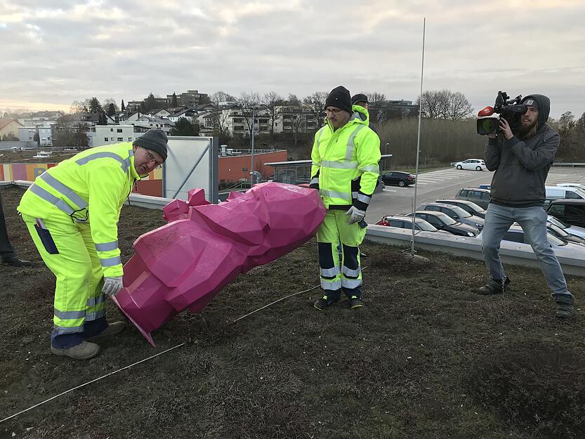 Zusammengestellt von Archiv und Dokumentation der Heilbronner Stimme
3. Januar: Bauhofmitarbeiter holen das Bundesgartenschau-Maskottchen Karl vom Dach des Bad Rappenauer Kauflands. Scherzkekse haben Karl vor dem Bad Rappenauer Rathaus abmontiert und verschleppt.