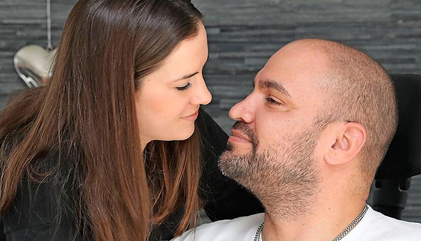 Marco Schulz aus Freudental hat ALS. Seine Frau Nina steht ihm zur Seite und unterstützt ihn bei den täglichen Aufgaben.
 Foto: Andreas Veigel Marco Schulz aus Freudental hat ALS. Seine Frau Nina steht ihm zur Seite und unterstützt ihn bei den täglichen Aufgaben.
 Foto: Andreas Veigel
