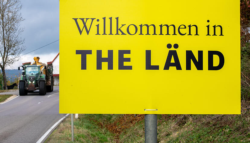 Am Ortsschild von Dischingen hängt ein Zusatzschild mit der Aufschrift „Willkommen in THE LÄND“. Verkehrsteilnehmer, die von Bayern kommen, werden so darüber informiert, dass sie sich in Baden-Württemberg befinden. Foto: dpa Am Ortsschild von Dischingen hängt ein Zusatzschild mit der Aufschrift „Willkommen in THE LÄND“. Verkehrsteilnehmer, die von Bayern kommen, werden so darüber informiert, dass sie sich in Baden-Württemberg befinden. Foto: dpa