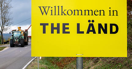 Am Ortsschild von Dischingen hängt ein Zusatzschild mit der Aufschrift „Willkommen in THE LÄND“. Verkehrsteilnehmer, die von Bayern kommen, werden so darüber informiert, dass sie sich in Baden-Württemberg befinden. Foto: dpa Am Ortsschild von Dischingen hängt ein Zusatzschild mit der Aufschrift „Willkommen in THE LÄND“. Verkehrsteilnehmer, die von Bayern kommen, werden so darüber informiert, dass sie sich in Baden-Württemberg befinden. Foto: dpa