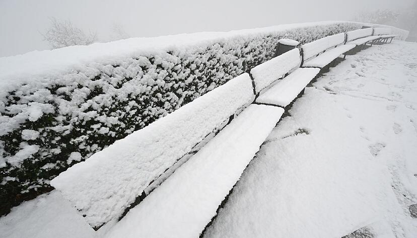 Schnee liegt auf Bänken an einer Aussichtsplattform auf dem Württemberg.