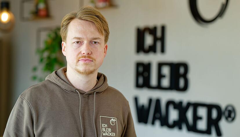 2017 hat der Wirtschaftsinformatiker mit seiner Frau Melanie das Unternehmen mit der Marke &laquo;bleib wacker&raquo; gegr&uuml;ndet.