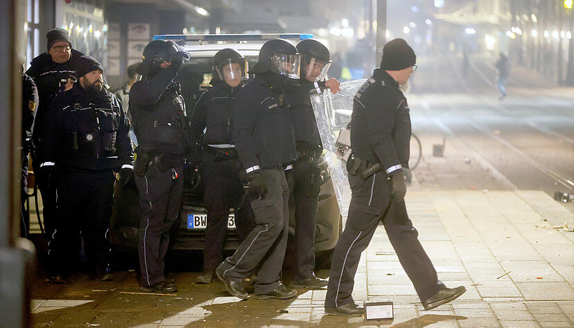 Trotz Verbots wurden in der Silvesternacht in der Heilbronner Innenstadt Böller gezündet. Mehrere Geschäfte am Marktplatz wiesen am Neujahrstag noch Spuren an Fenstern und Außenbereichen auf. Trotz Verbots wurden in der Silvesternacht in der Heilbronner Innenstadt Böller gezündet. Mehrere Geschäfte am Marktplatz wiesen am Neujahrstag noch Spuren an Fenstern und Außenbereichen auf.