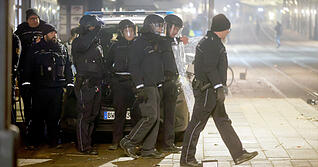 Trotz Verbots wurden in der Silvesternacht in der Heilbronner Innenstadt B&ouml;ller gez&uuml;ndet. Mehrere Gesch&auml;fte am Marktplatz wiesen am Neujahrstag noch Spuren an Fenstern und Au&szlig;enbereichen auf.