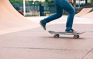 Halfpipes, Quarterpipes, Rampen: Es gibt viele Hindernisse, Obstacles genannt, die auf einem Skateplatz genutzt werden können.
Foto: lzf/stock.adobe.com Halfpipes, Quarterpipes, Rampen: Es gibt viele Hindernisse, Obstacles genannt, die auf einem Skateplatz genutzt werden können.
Foto: lzf/stock.adobe.com