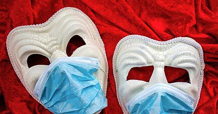 Ab Sonntag fällt die Maskenpflicht, auch in den Theatern wie in Museen, Konzertsälen und Kinos. In Clubs darf schon länger ohne gefeiert werden. Nicht alle Veranstalter sind begeistert und empfehlen das Tragen einer Schutzes.
Foto: Victor Moussa/stock.adobe.com