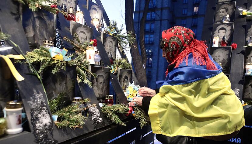 Eine Frau trauert in Kiew um Gefallene.