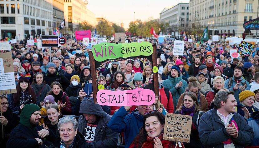 Die Demonstration unter dem Motto "Brandmauer hoch! Wir sind das Stadtbild" bezieht sich auf die Äußerung von Bundeskanzler Merz im Zusammenhang mit der Migrationspolitik. Die Demonstration unter dem Motto "Brandmauer hoch! Wir sind das Stadtbild" bezieht sich auf die Äußerung von Bundeskanzler Merz im Zusammenhang mit der Migrationspolitik.