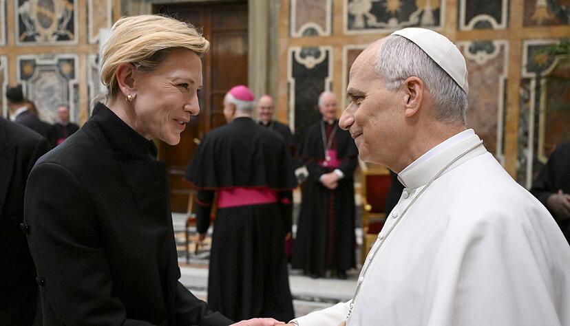 Papst Leo XIV. begrüßt Cate Blanchett während einer Sonderaudienz mit der Welt des Films. Papst Leo XIV. begrüßt Cate Blanchett während einer Sonderaudienz mit der Welt des Films.