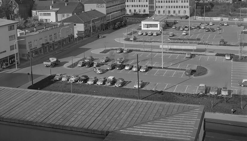Zusammengestellt von Archiv und Dokumentation der Heilbronner Stimme 
April 1959: Blick vom Sparkassengebäude auf das große Areal neben dem heutigen Wollhauszentrum. Der Platz ist als Parkplatz genutzt. Im Hintergrund ist die Esso-Tankstelle sichtbar.