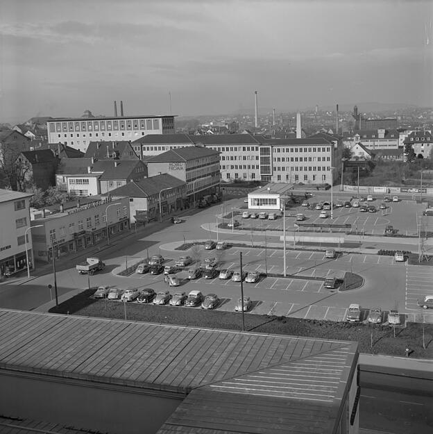 Zusammengestellt von Archiv und Dokumentation der Heilbronner Stimme 
April 1959: Blick vom Sparkassengebäude auf das große Areal neben dem heutigen Wollhauszentrum. Der Platz ist als Parkplatz genutzt. Im Hintergrund ist die Esso-Tankstelle sichtbar.
