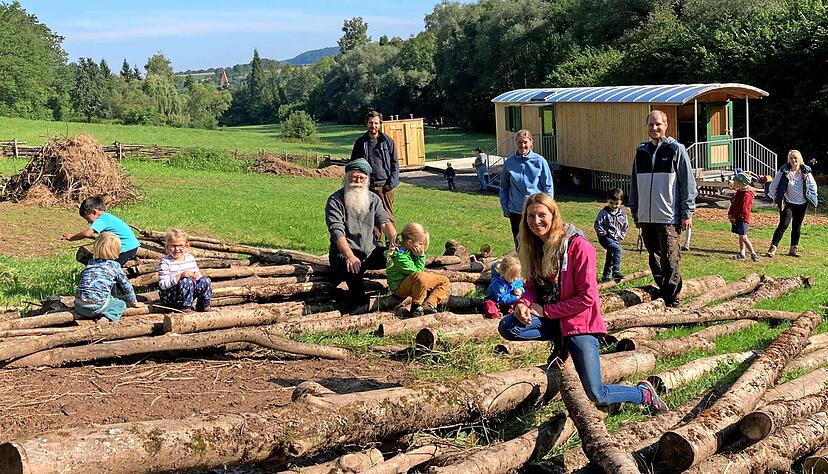 Bei strahlendem Sonnenschein nehmen die Kinder, Eltern und Erzieher den Waldkindergarten in Besitz.
Fotos: Yvonne Tscherwitschke Bei strahlendem Sonnenschein nehmen die Kinder, Eltern und Erzieher den Waldkindergarten in Besitz.
Fotos: Yvonne Tscherwitschke