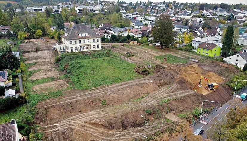 Blick auf das Gelände der Villa Fuchs in Heilbronn. An der Jägerhausstraße (unterer Bildrand) haben die Bauarbeiten für vier Wohnhäuser begonnen. Im Bereich der Villa soll später gebaut werden. Blick auf das Gelände der Villa Fuchs in Heilbronn. An der Jägerhausstraße (unterer Bildrand) haben die Bauarbeiten für vier Wohnhäuser begonnen. Im Bereich der Villa soll später gebaut werden.