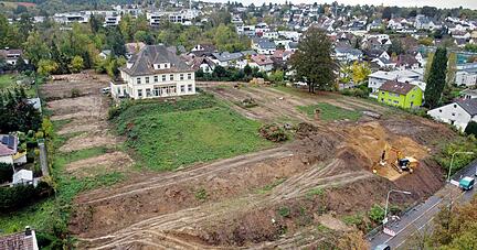 Blick auf das Gelände der Villa Fuchs in Heilbronn. An der Jägerhausstraße (unterer Bildrand) haben die Bauarbeiten für vier Wohnhäuser begonnen. Im Bereich der Villa soll später gebaut werden.