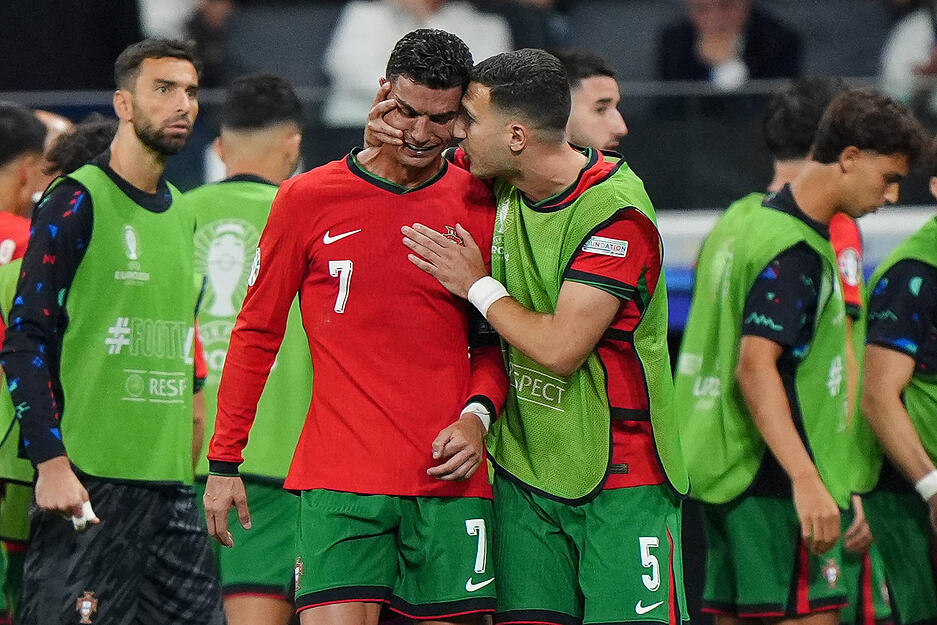Ronaldo ist am Boden zerstört nach seinem verschossenen Elfmeter und muss von Teamkollegen getröstet werden.