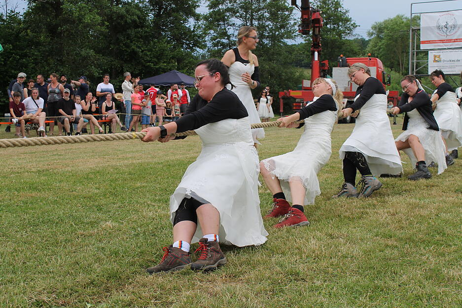 Die Mannschaft "Die Fun-tastischen": Elf Frauen in Hochzeitskleidern gegen sechs Einsatzkr&auml;fte.