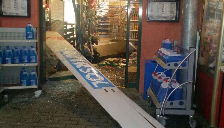 Vom Dach des Schnellrestaurants Burger King in Bad Rappenau-F&uuml;rfeld wurden Teile eines Windrads abgerissen und ...