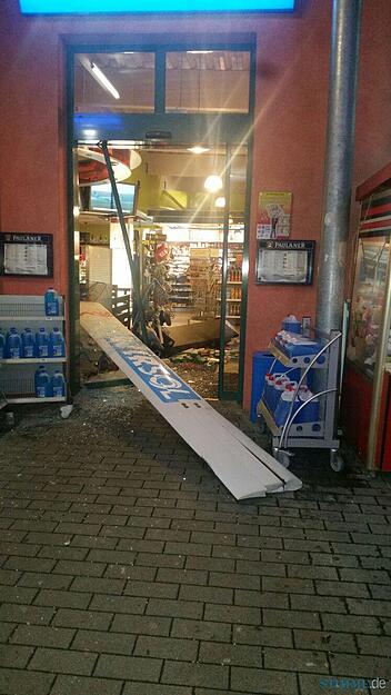Vom Dach des Schnellrestaurants Burger King in Bad Rappenau-F&uuml;rfeld wurden Teile eines Windrads abgerissen und ...