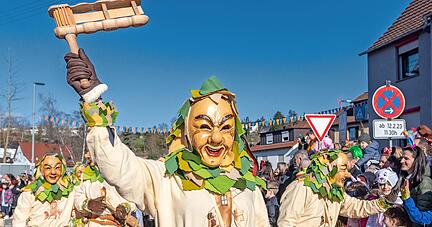 Sie machen ordentlich Lärm mit ihren Rätschen und den Schellen am Rollengurt, die Güglinger Drills.