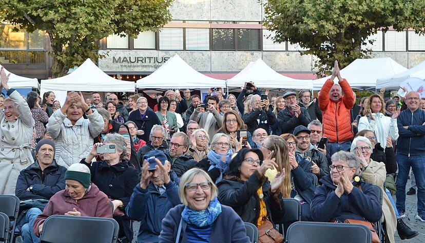 Begeistert jubeln die Menschen auf dem Marktplatz bei der Verkündung, als Heilbronn zum Green Capital 2027 gekürt wird. Begeistert jubeln die Menschen auf dem Marktplatz bei der Verkündung, als Heilbronn zum Green Capital 2027 gekürt wird.
