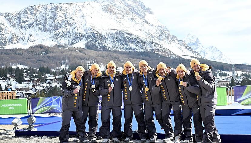 Nochmal Gold und SIlber am Schlusstag der Winterspiele in der Bobbahn (von links): Francesco Friedrich, Alexander Sch&uuml;ller, Matthias Sommer und Felix Straub mit der Silbermedaille sowie Thorsten Margis, Georg Fleischhauer, J&ouml;rn Wenzel und Johannes Lochner mit der Goldmedaille.