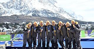 Nochmal Gold und SIlber am Schlusstag der Winterspiele in der Bobbahn (von links): Francesco Friedrich, Alexander Sch&uuml;ller, Matthias Sommer und Felix Straub mit der Silbermedaille sowie Thorsten Margis, Georg Fleischhauer, J&ouml;rn Wenzel und Johannes Lochner mit der Goldmedaille.