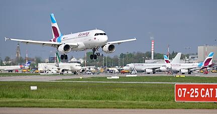 Ein Passagierflugzeug landet auf dem Flughafen Stuttgart.