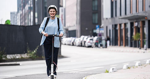 Nicht alle Nutzer von E-Scootern tragen einen Helm, denn eine Pflicht besteht bislang nicht.