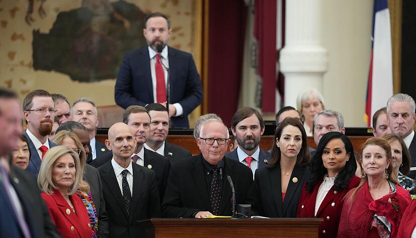 Republikaner versammeln sich während der Debatte über das Gesetz um den Abgeordneten Todd Hunter. Republikaner versammeln sich während der Debatte über das Gesetz um den Abgeordneten Todd Hunter.